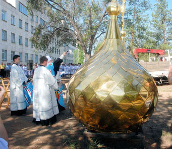 освящения крестов, куполов и колоколов и подъеме их на храм Святой Троицы при больнице им. Пирогова города Оренбурга